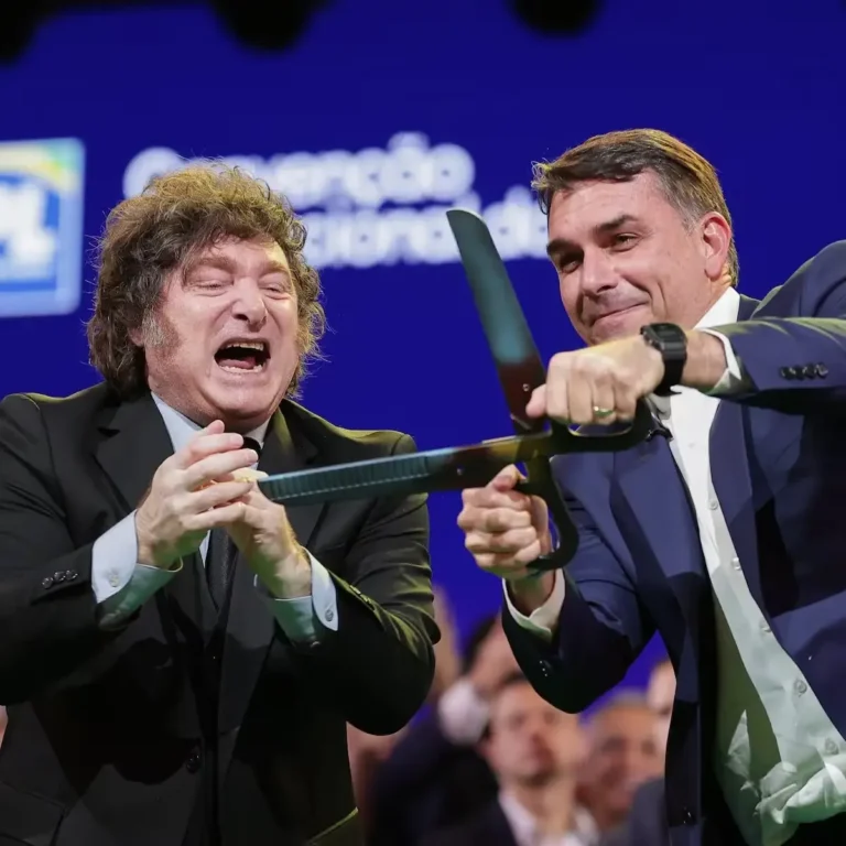 Javier Milei habla en un atril durante un acto político en Brasil