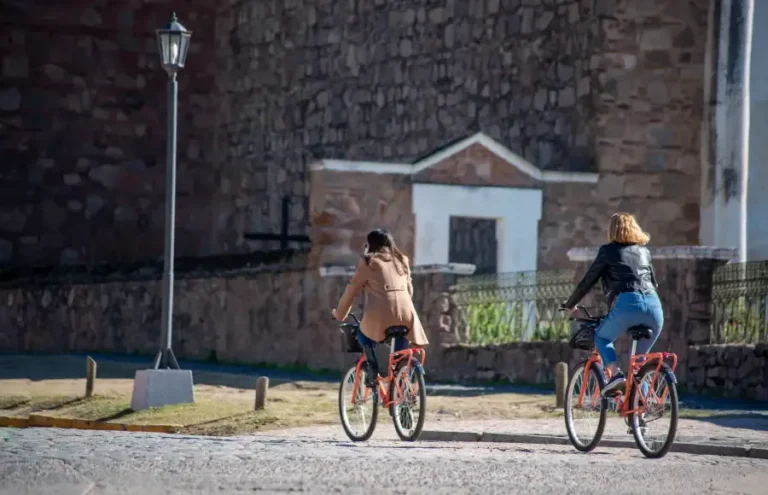 Bicicletas frente a una casona histórica en Jesús María