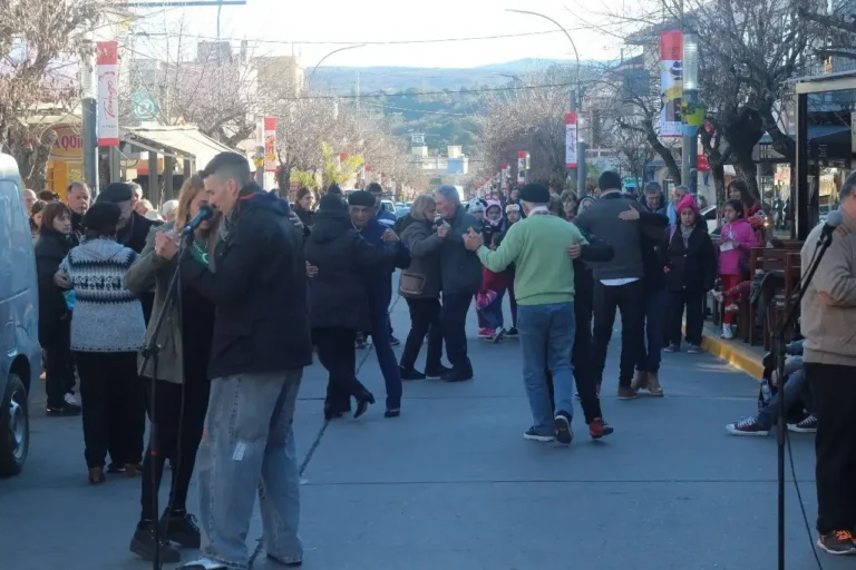 Milonga callejera en La Falda