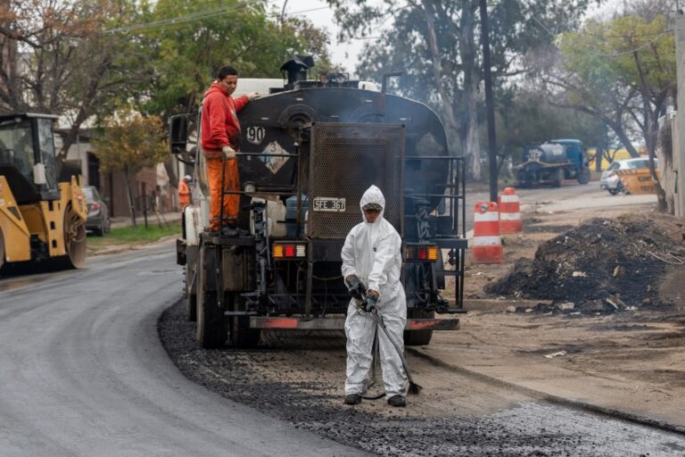Trabajos de asfaltado en la calle Lisandro de la Torre, acceso a la Escuela de Suboficiales