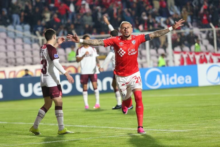 Jugadores de Lanús durante el partido contra Cienciano en Cusco