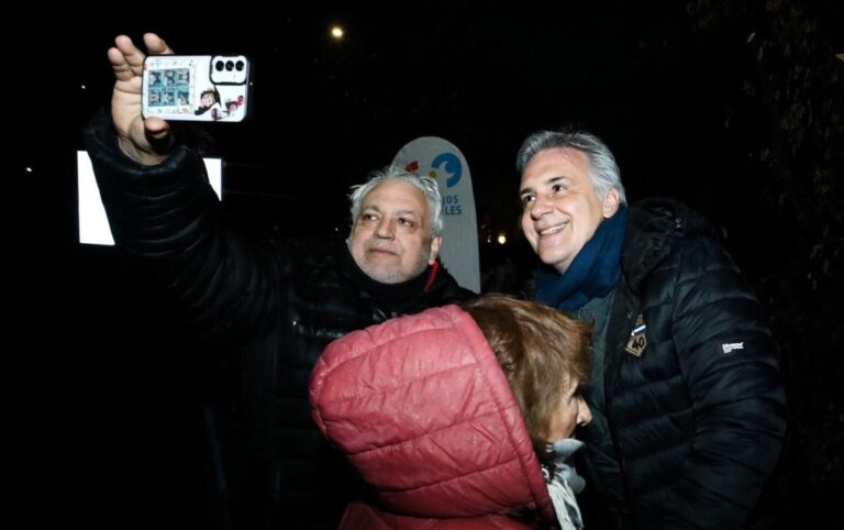 Plaza Soldado Aeronáutico iluminada con nuevas luminarias LED en barrio Parque Jorge Newbery