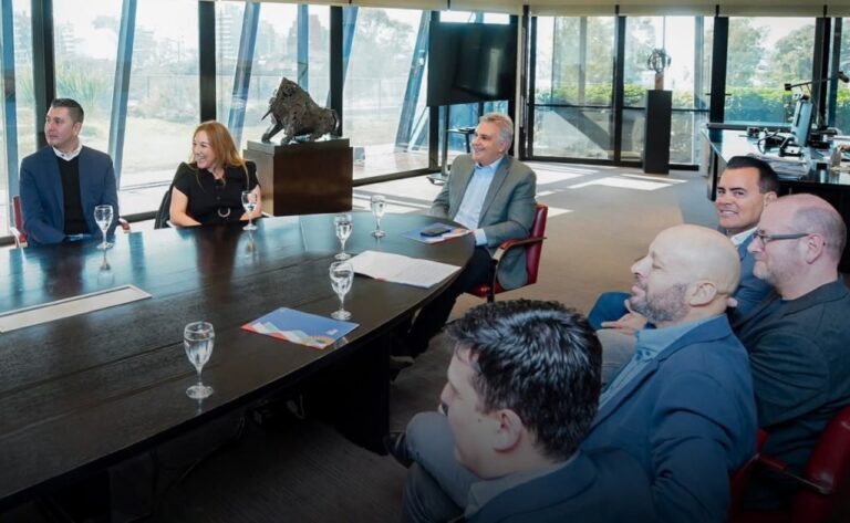 Reunión de Llaryora con representantes de salas de cine por el programa IECA