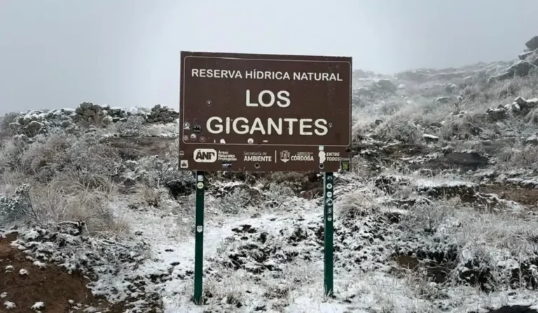 Macizo de Los Gigantes cubierto de nieve en Tanti, Valle de Punilla