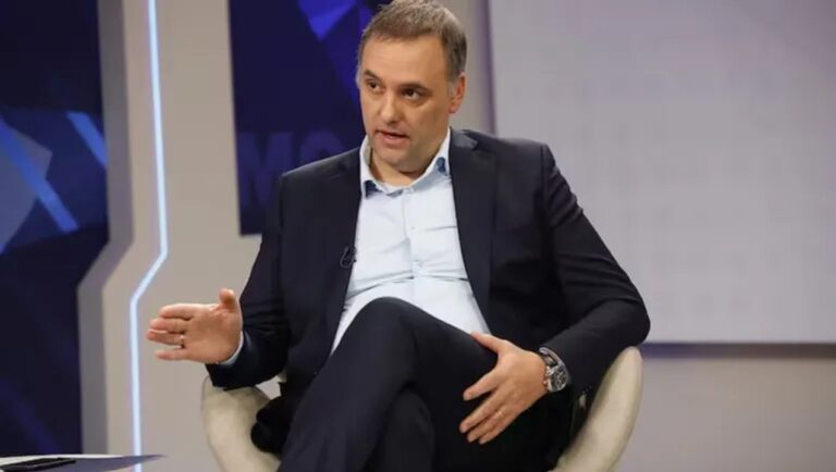 Manuel Adorni en su cargo en YPF
