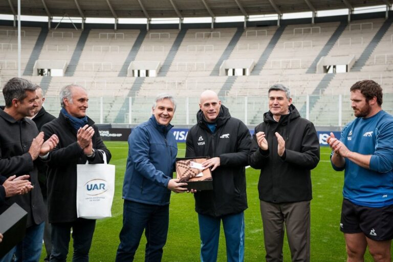 Martín Llaryora saluda a jugadores de Los Pumas en el estadio Kempes