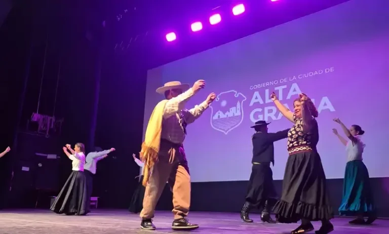 Academias folclóricas en el escenario del Cine Teatro Monumental Sierras durante el 3° Encuentro de Adultos Confluencia