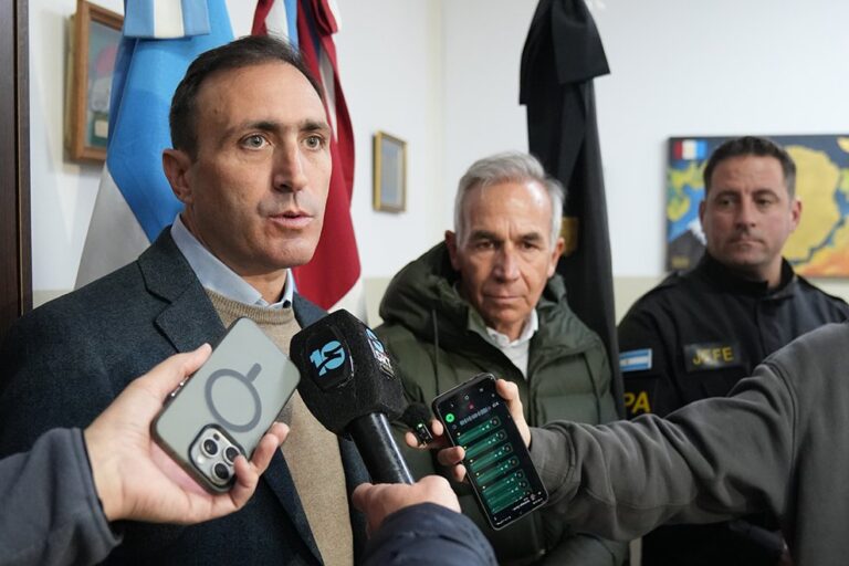 Efectivos de la FPA durante un allanamiento antinarcotráfico en Córdoba