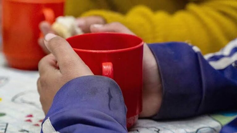 Niños en merendero La Saladita de Villa Urquiza