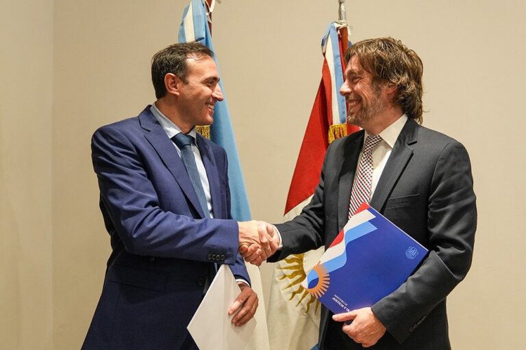 Firma del acuerdo entre el ministro Julián López y el rector de la UNIR José María Vázquez García-Peñuela