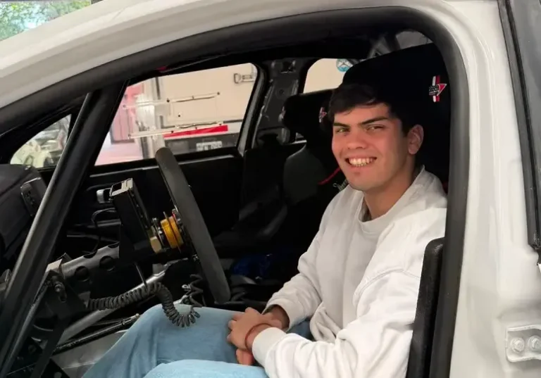 Automóvil de rally en camino de tierra durante competencia en Córdoba
