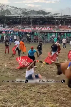 Corraleja tradicional en Colombia con toro y participantes en el ruedo
