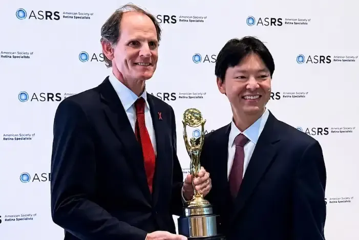 Ceremonia de premiación de oftalmólogos argentinos en Canadá
