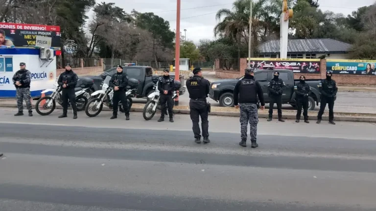 Efectivos policiales realizando control vehicular en Avenida San Martín y calle Medrano