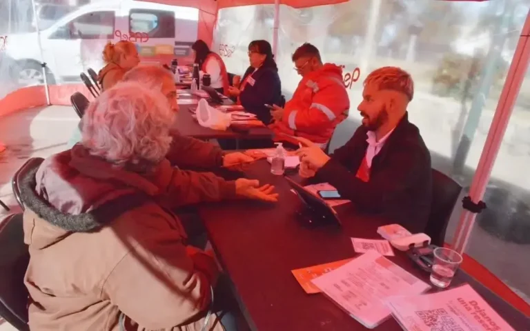 Agentes del Ersep atienden a vecinos en La Cumbre para gestionar subsidios a servicios públicos