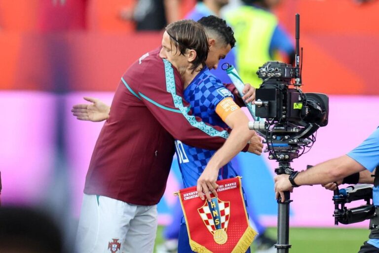 Jugadores de Portugal y Croacia durante un partido de fútbol