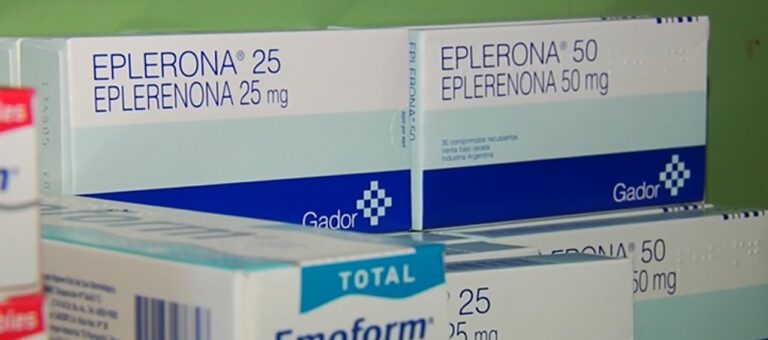 Farmacia en Córdoba con cartel de alerta sobre desregulación de medicamentos