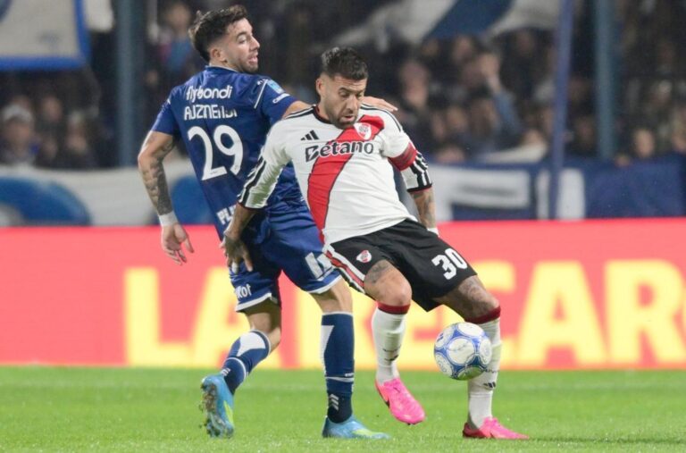 Partido de fútbol entre Gimnasia y River Plate en el estadio Juan Carmelo Zerillo