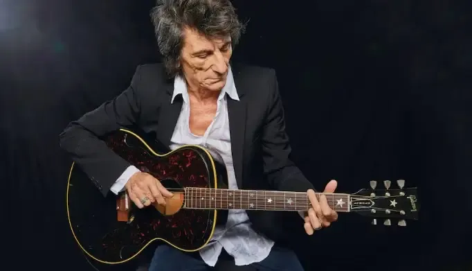 Ronnie Wood tocando la guitarra en un concierto