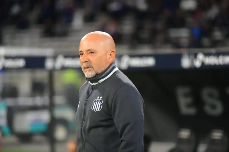 Jorge Sampaoli en el estadio Kempes durante el partido contra Vélez