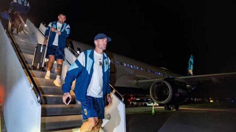 Jugadores de la Selección Argentina descendiendo del avión en Miami con equipaje