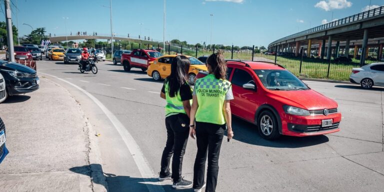 Vista aérea del estadio Kempes con autos estacionados en las playas aledañas