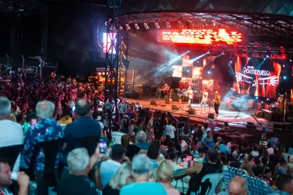 Cartel de la Fiesta Gastronómica del Cordero Serrano en Tanti con los artistas Trulalá y Sergio Galleguillo