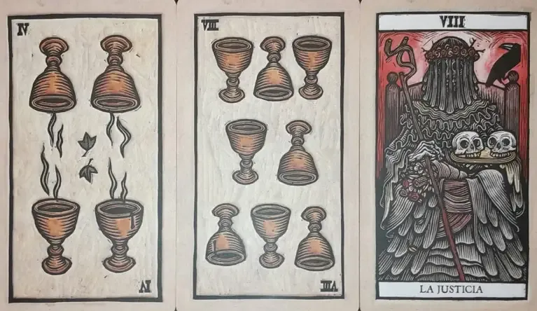 Tres cartas de tarot: Cuatro de copas, Ocho de copas y La justicia