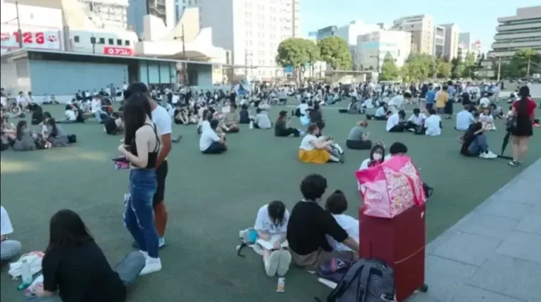 Efectivos de rescate trabajan entre escombros tras terremoto en Kyushu, Japón