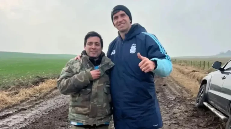 Emiliano Dibu Martínez arquero Selección Argentina camiseta autografiada