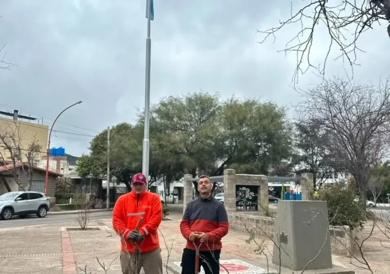 Plantación de árboles nativos en la Plaza Ecuador de Villa Carlos Paz