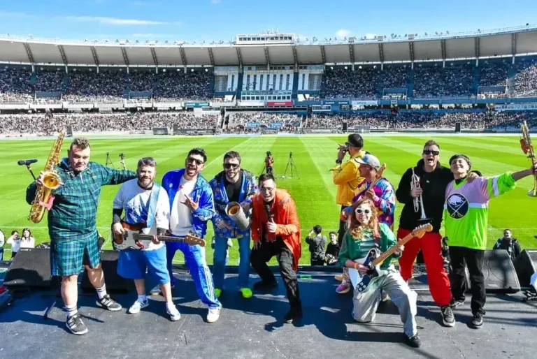 Multitud en el estadio Kempes durante los festejos por el Día del Niño