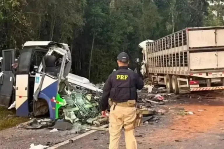 Lugar del accidente entre un colectivo y un camión en la ruta BR-373, Paraná, Brasil