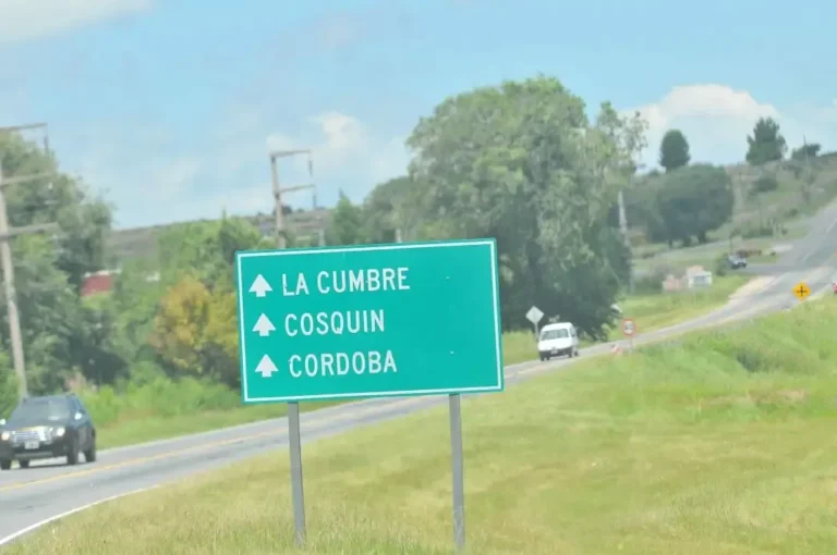 Vehículos fuera de la ruta 38 en Cosquín tras un accidente