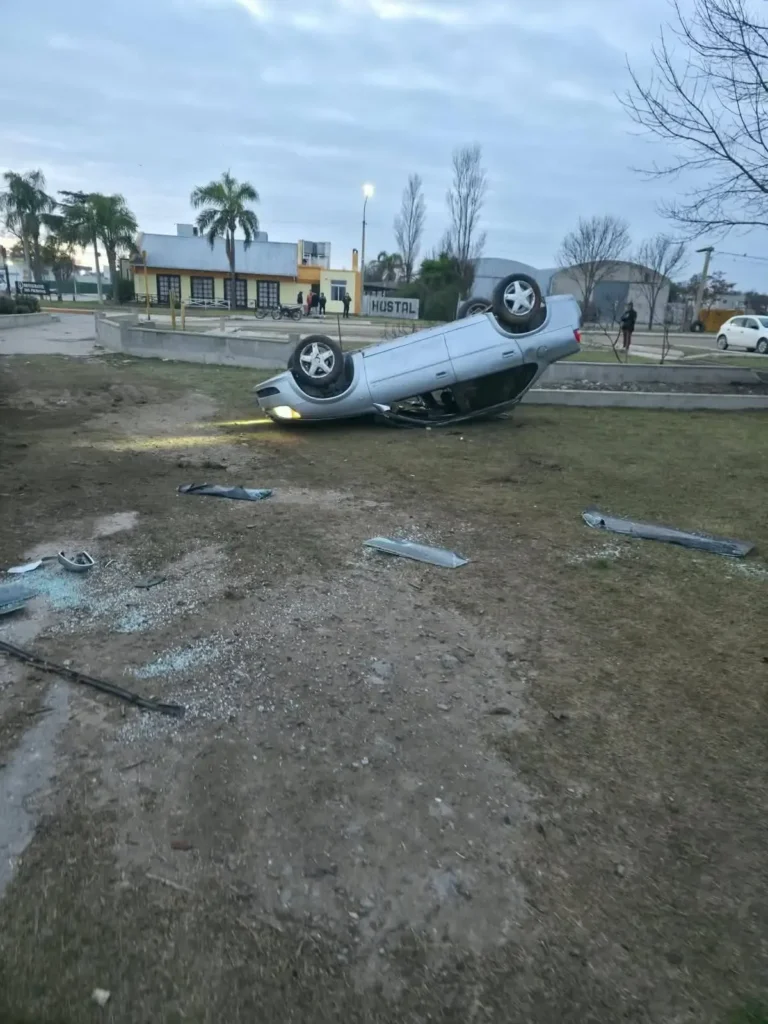 Auto chocado contra guardarraíl en ingreso a Luque