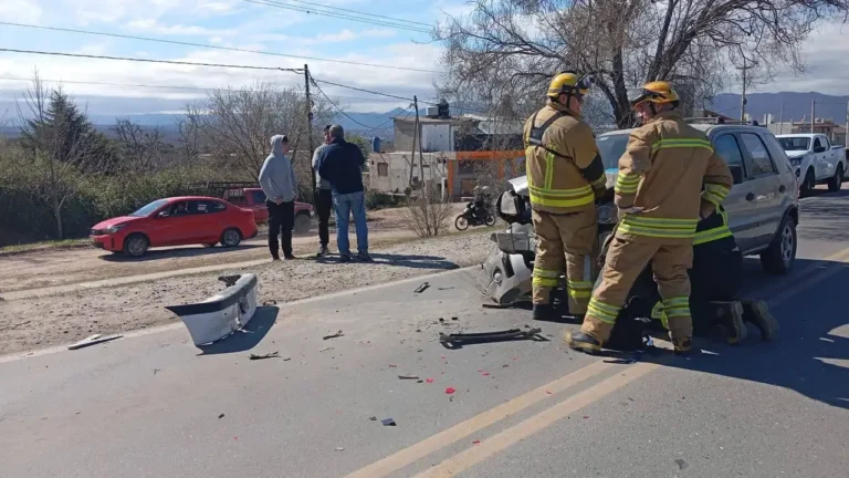 Restos de un vehículo esparcidos sobre la calzada de la Ruta 28 tras el accidente