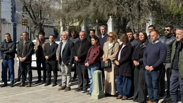 Ofrenda floral frente al monumento a José Manuel Solares en Alta Gracia