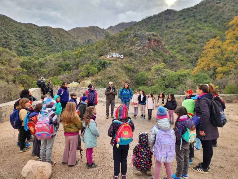 Alumnos de la Escuela Cossettini en el Cerro Uritorco