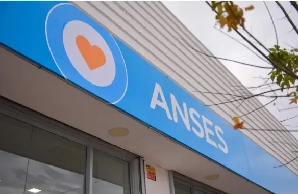 Logo de ANSES en un edificio gubernamental