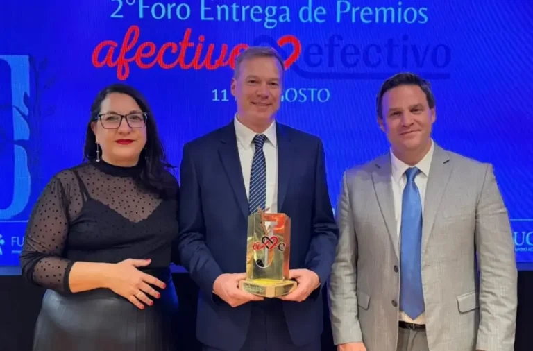 Entrega del premio a APROSS por el programa APROSS + Cerca