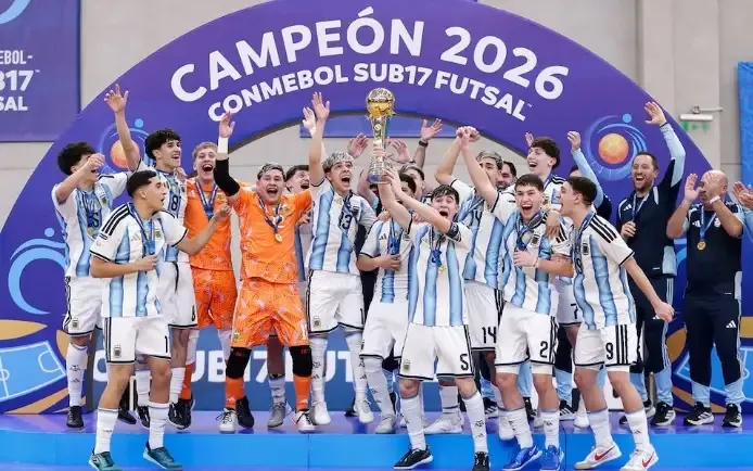 Equipo argentino de futsal Sub-17 celebrando el título sudamericano