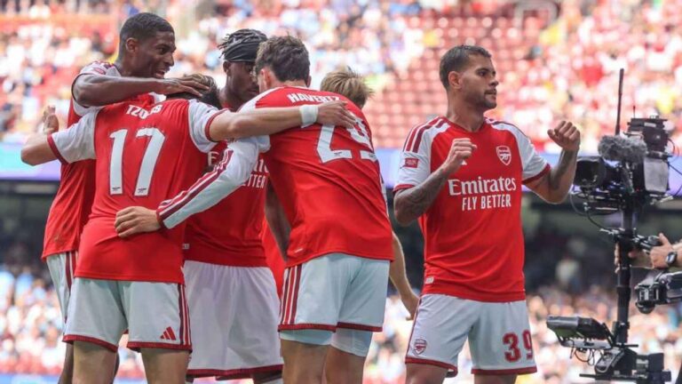 Jugadores de Arsenal celebrando la victoria en la Community Shield