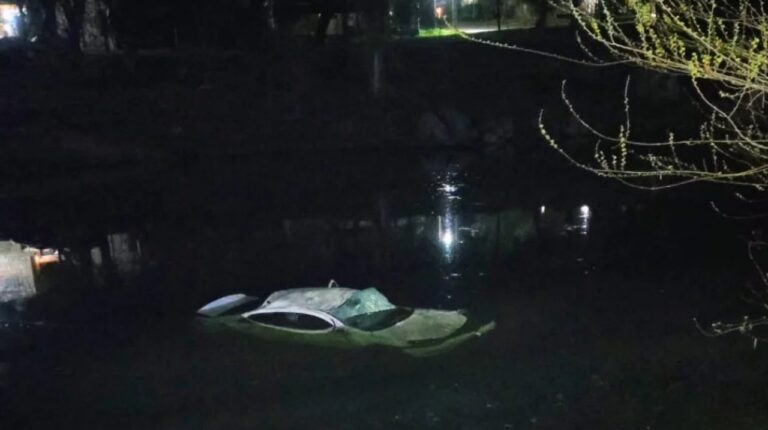 Vehículo sumergido en el río Cosquín tras el accidente