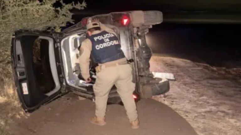 Renault Kangoo volcada y abandonada en Characato
