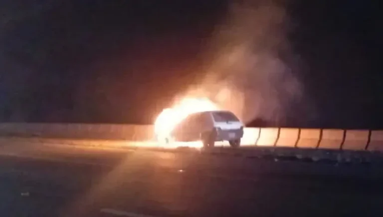Automóvil incendiado sobre la ruta E-34 en Falda del Carmen