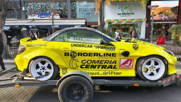 Autos de Drift exhibidos en la peatonal de Villa Carlos Paz
