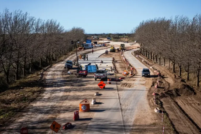 Trabajos de pavimentación en la Ruta Provincial S-433 entre Colonia Caroya y Tinoco