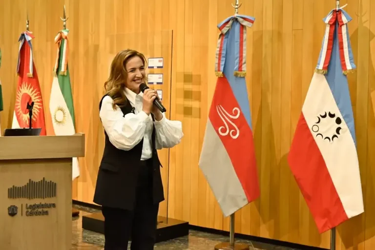 Banderas de Cosquín, La Falda y Villa Giardino exhibidas en la Legislatura de Córdoba