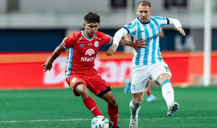 Jugadores de Belgrano y Racing durante el partido por la Copa Argentina