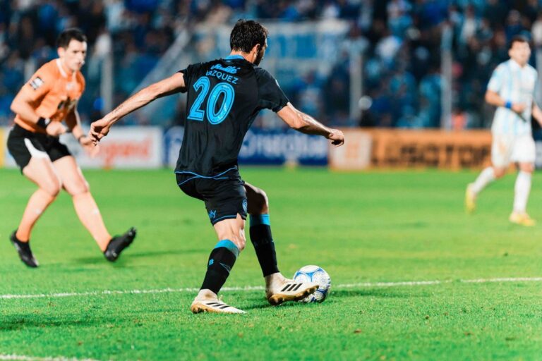Jugadores de Belgrano y Atlético Tucumán durante el partido